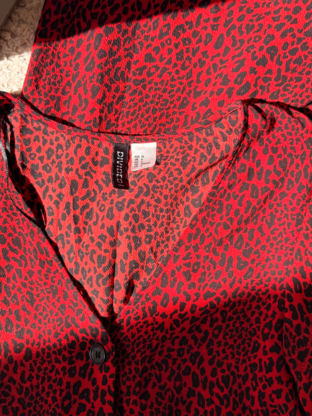 فستان من H&M Divided باللون الأحمر بطبعة الفهد بأزرار مقاس 4