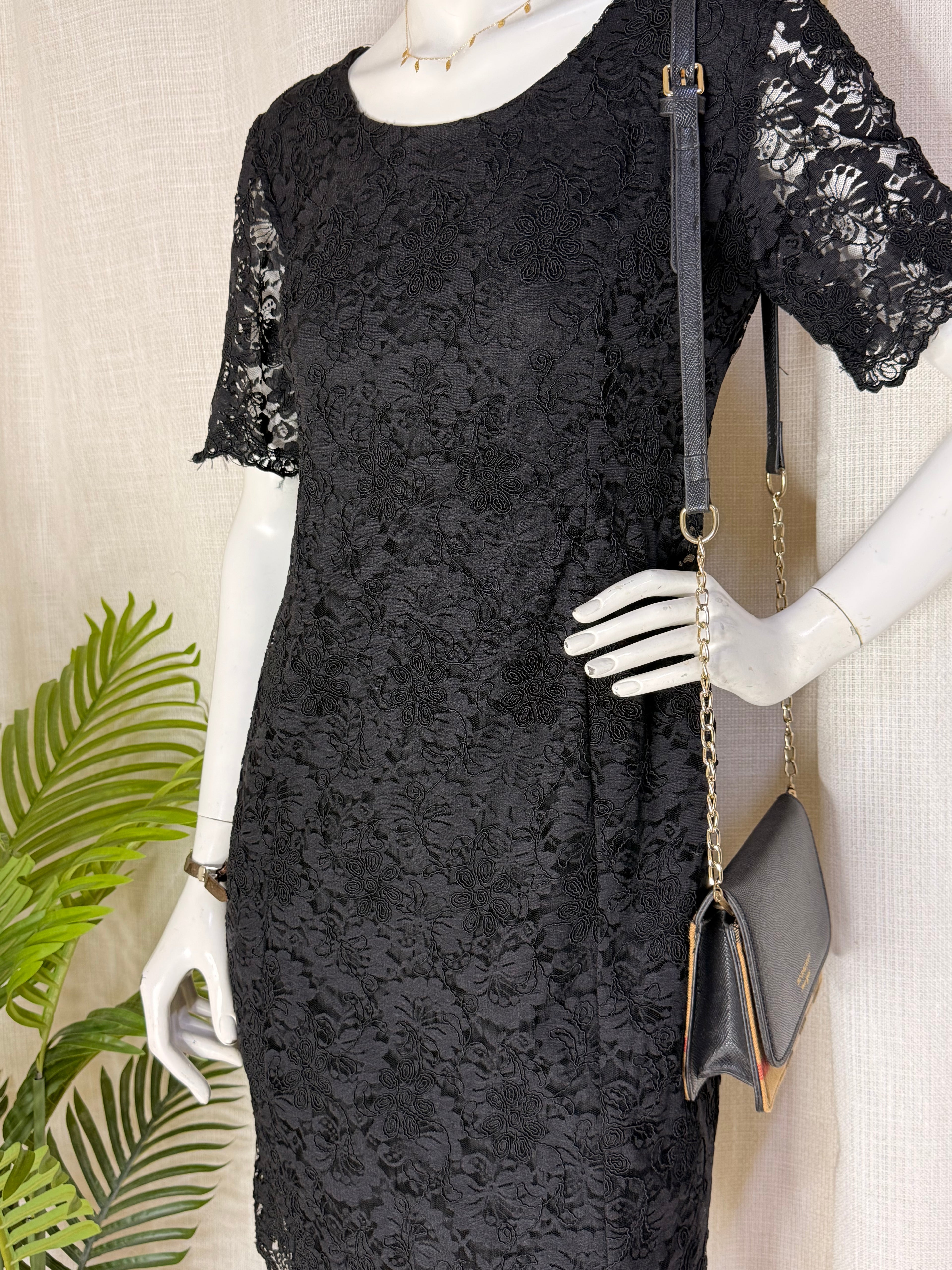 Elegant Black Floral Lace Short Sleeve Sheath Dress (Good Condition)