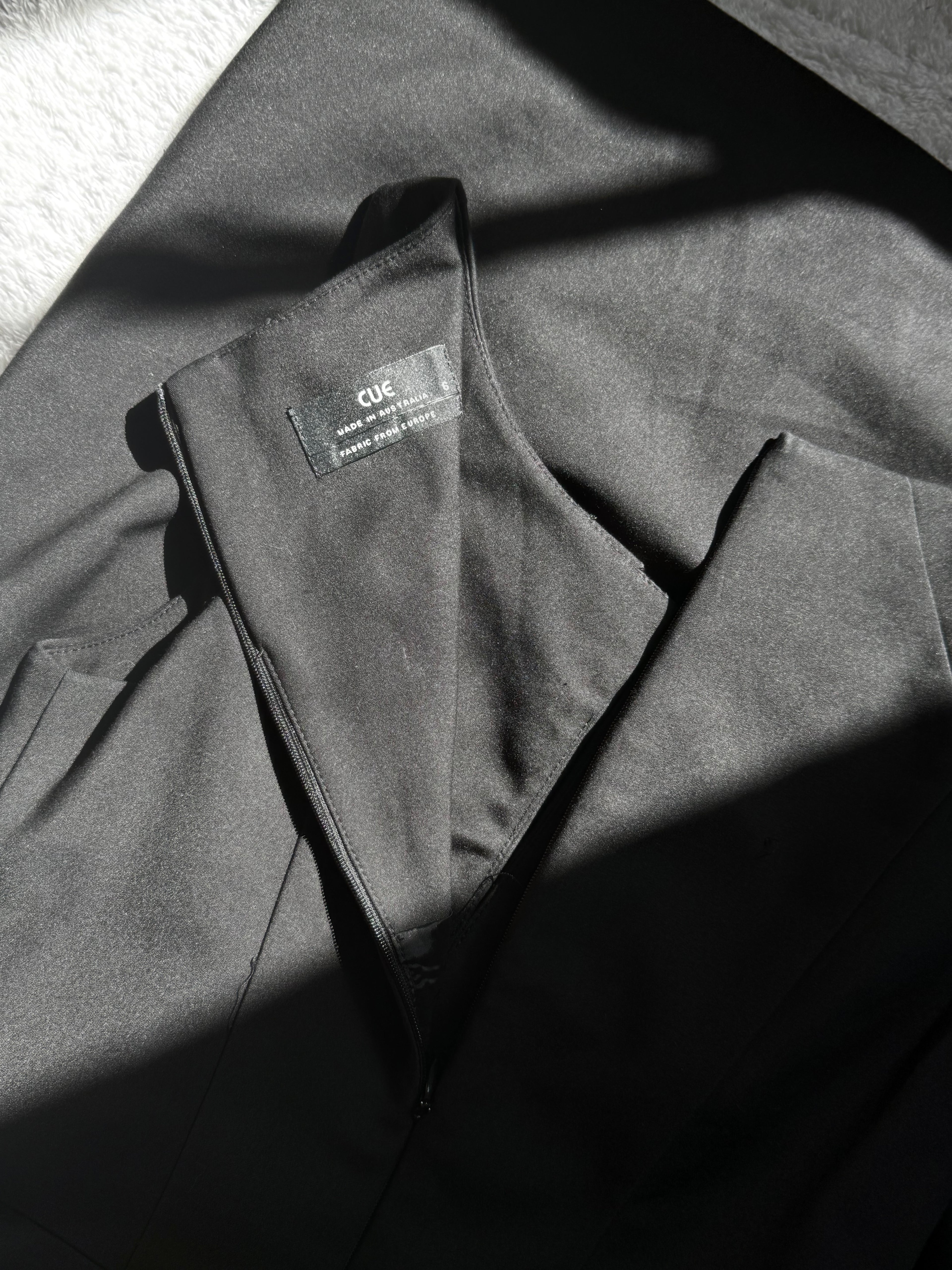 🖤 Sophisticated Style: CUE Australia Preloved Sheath Dress