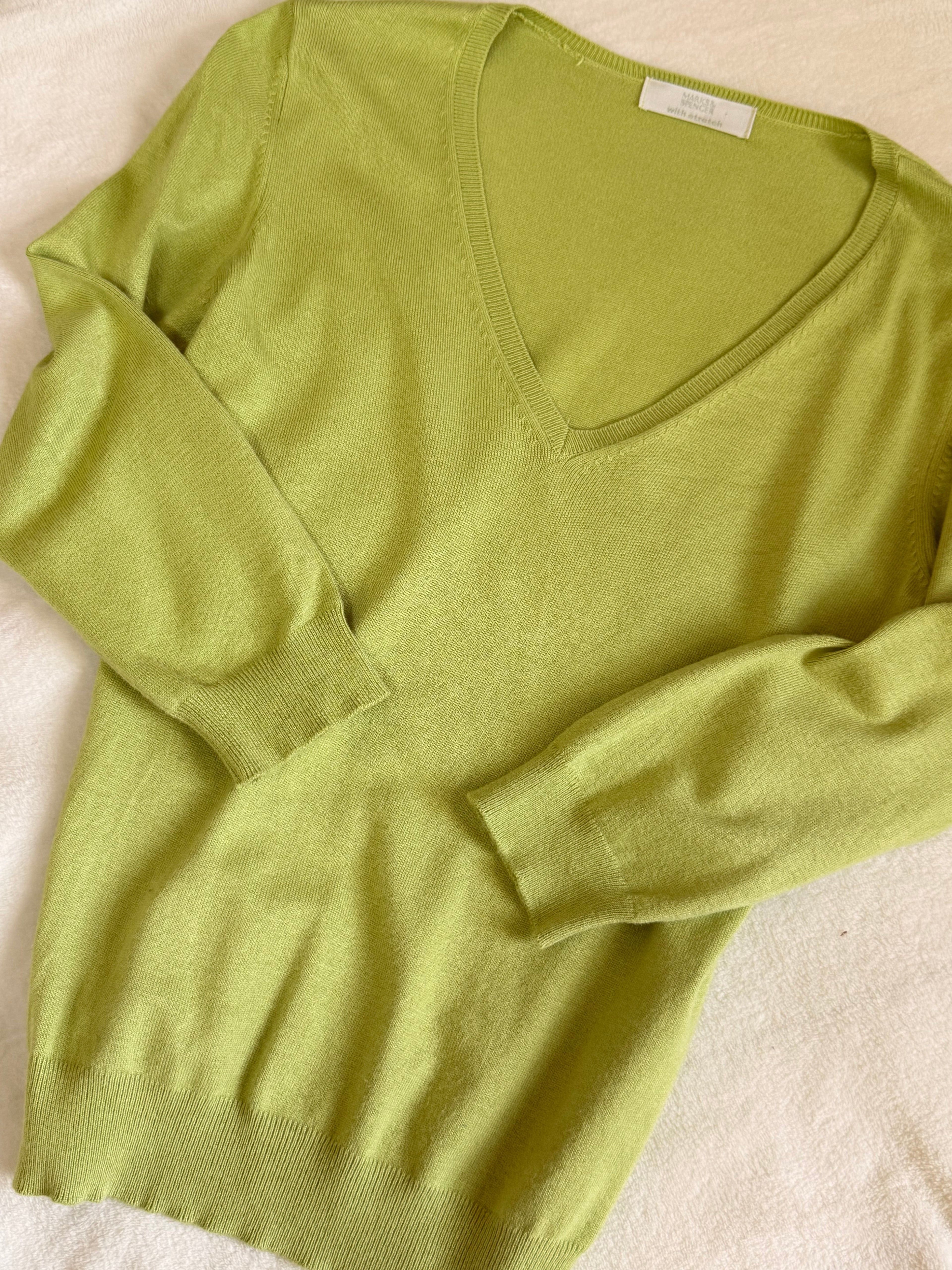 كنزة شارتروز برقبة على شكل حرف V من Marks & Spencer | مقاس 10 بريطاني