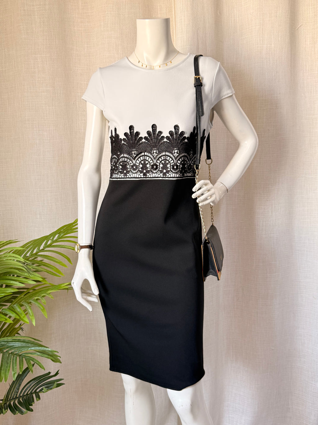 Want That Dress Monochrome Lace Waist Midi Dress – Size L