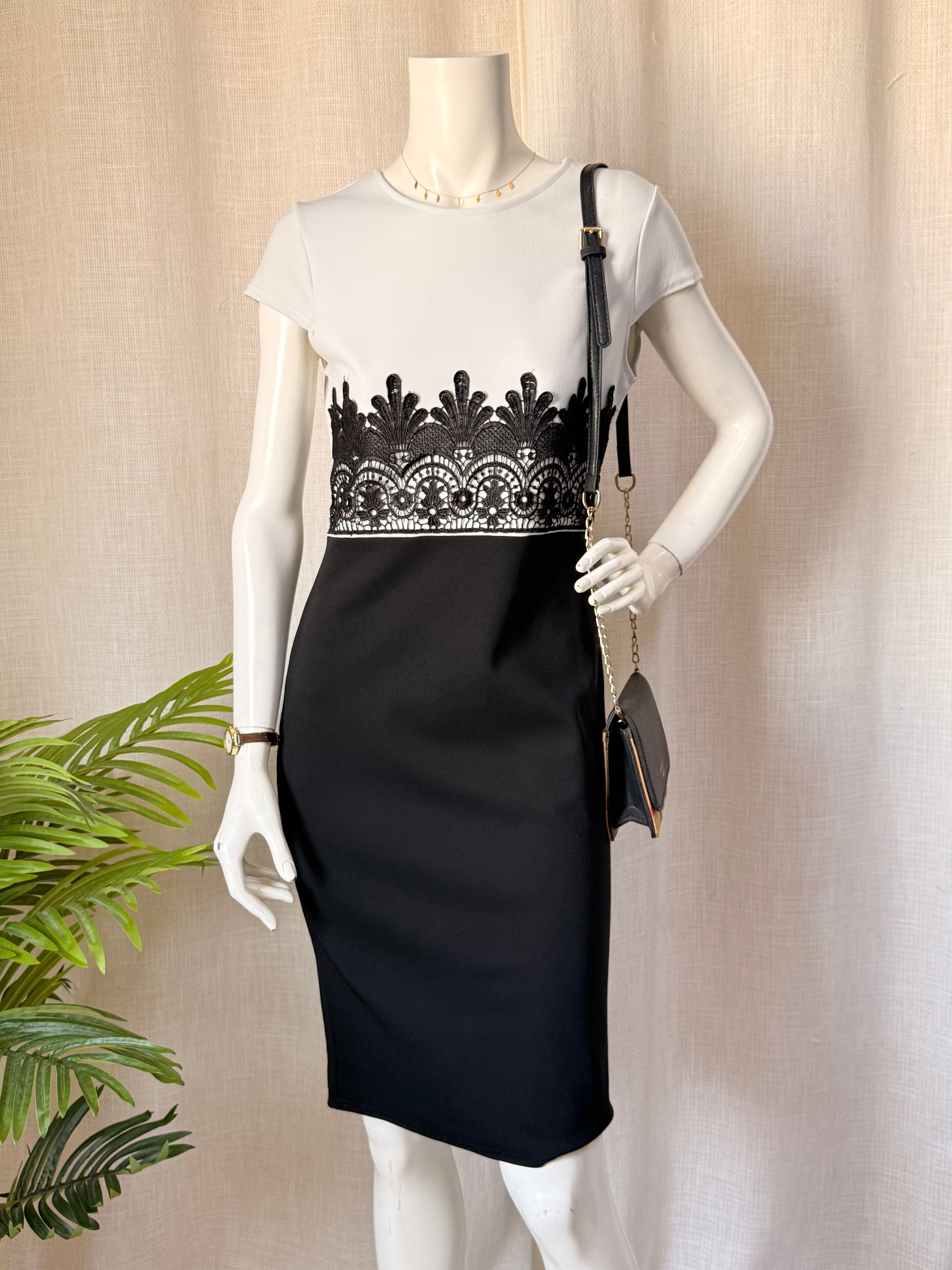 Want That Dress Monochrome Lace Waist Midi Dress – Size L