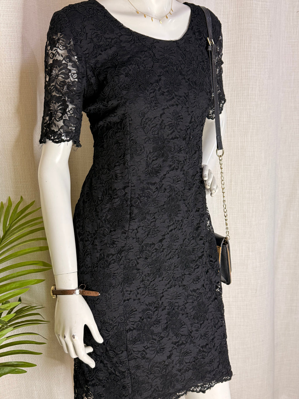 Elegant Black Floral Lace Short Sleeve Sheath Dress (Good Condition)