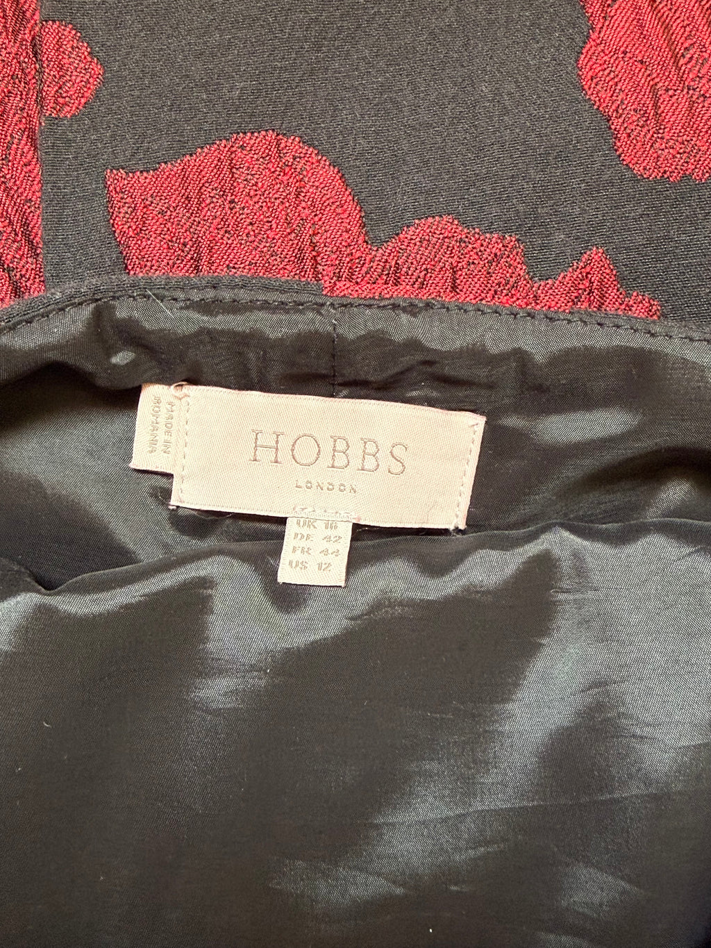 فستان جاكار منقوش من HOBBS London | أحمر وأسود بلا أكمام | مقاس بريطاني 16 / مقاس أمريكي 12