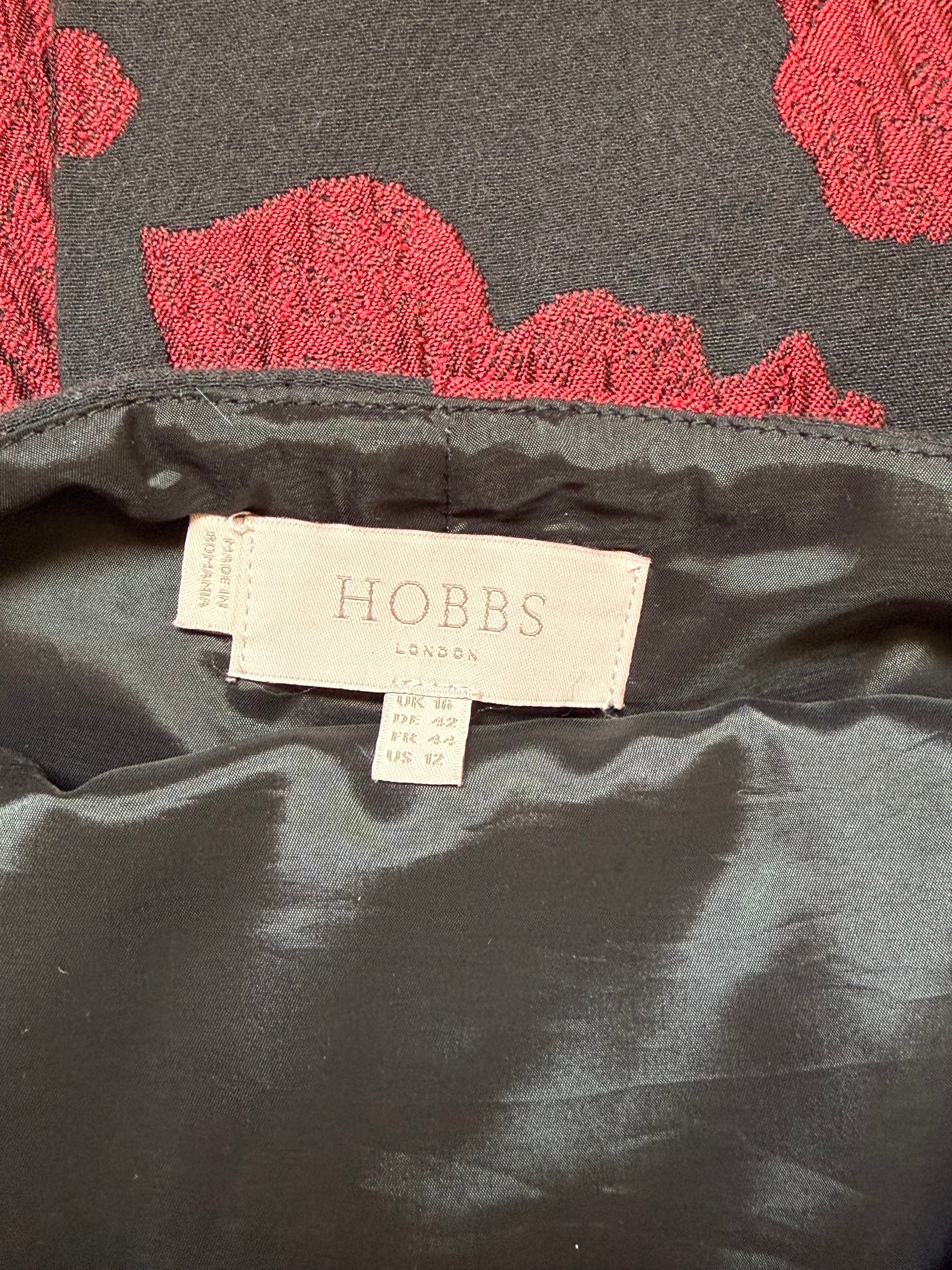 فستان جاكار منقوش من HOBBS London | أحمر وأسود بلا أكمام | مقاس بريطاني 16 / مقاس أمريكي 12
