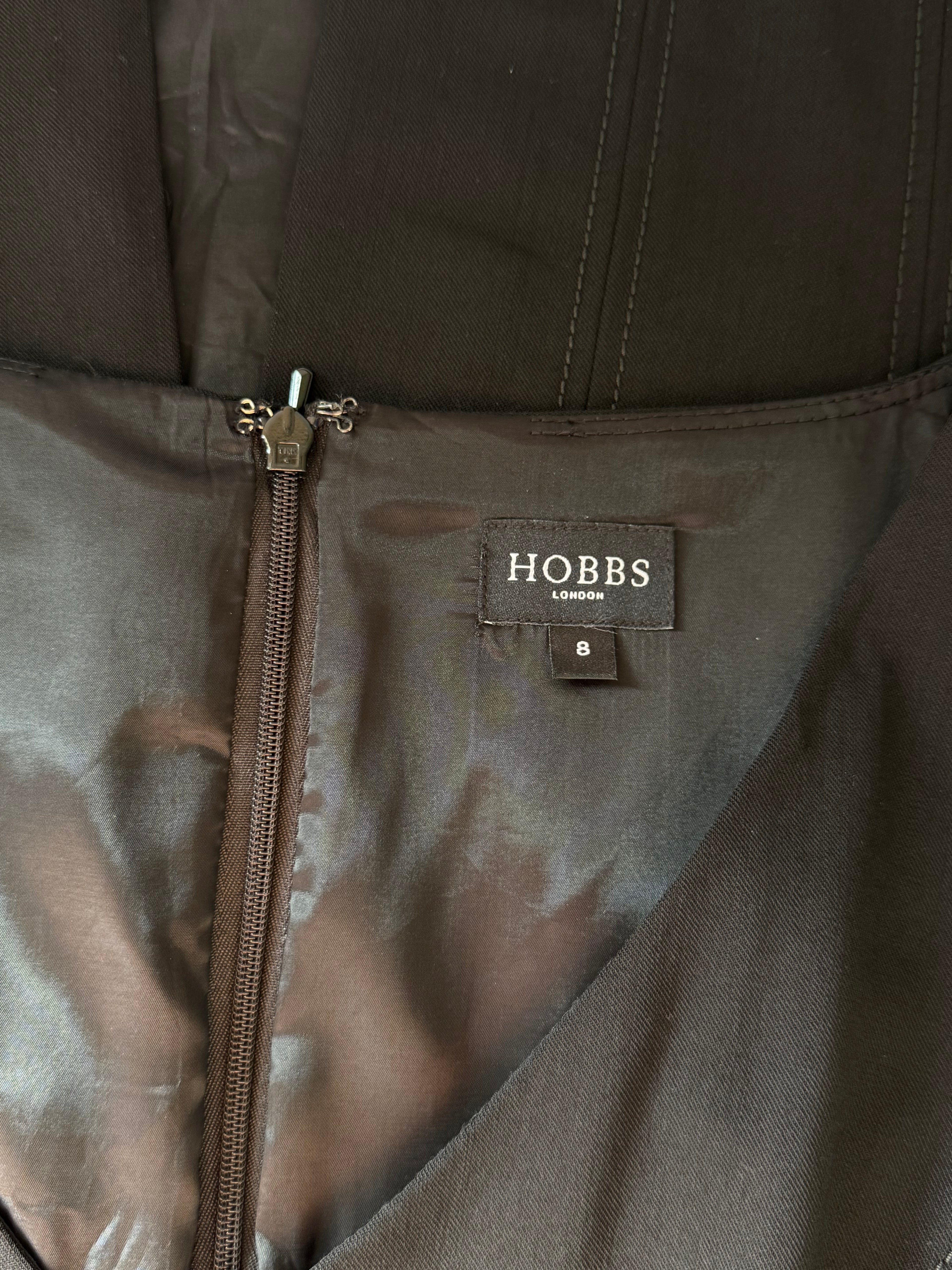 فستان أسود من Hobbs London بقصة قلم رصاص وياقة على شكل V | مقاس UK 8 (مستعمل)