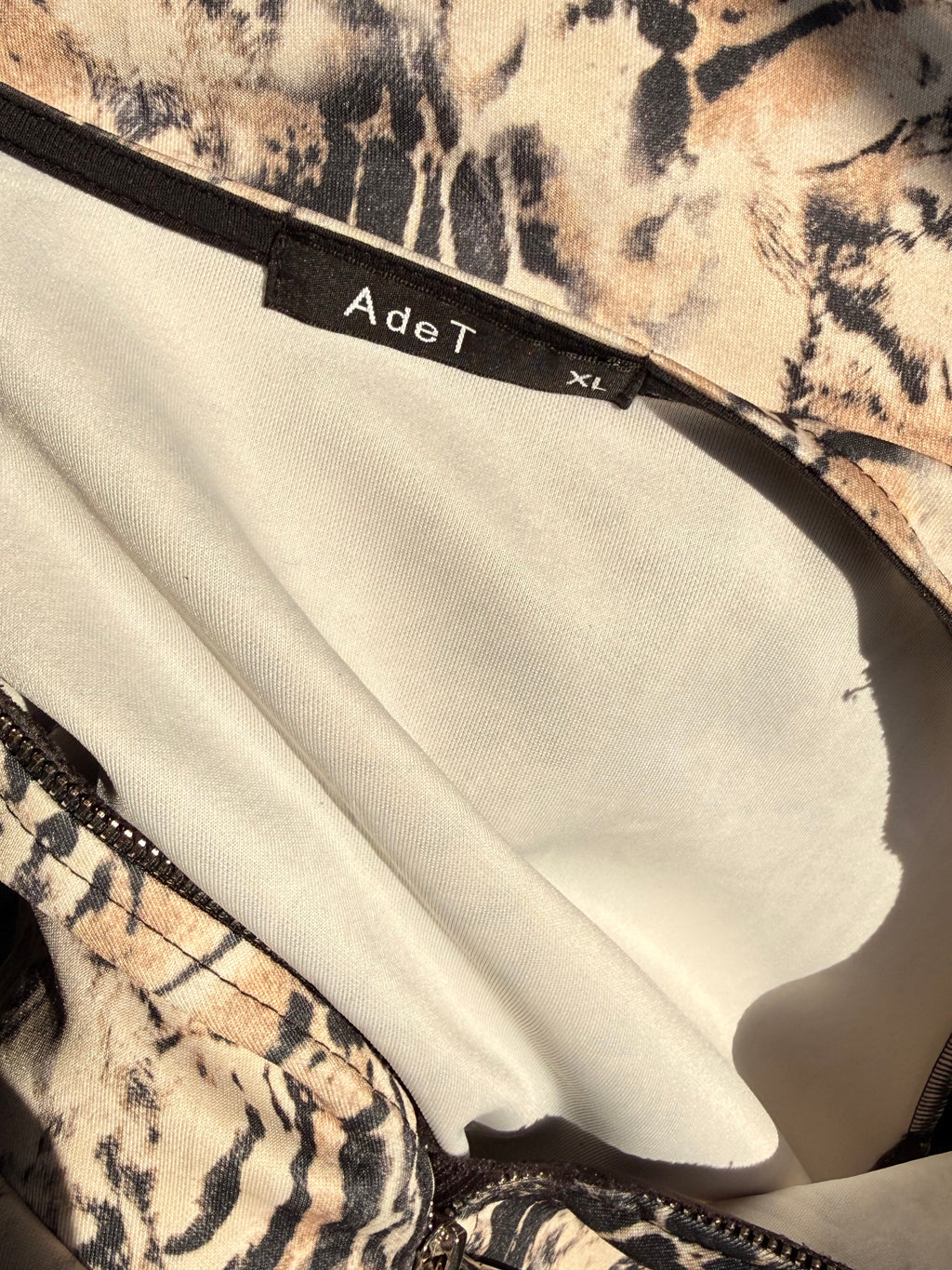 AdeT Animal Print V-Neck Dress with Front Zipper (Size XL) – Black & Beige Knee-Length Dress