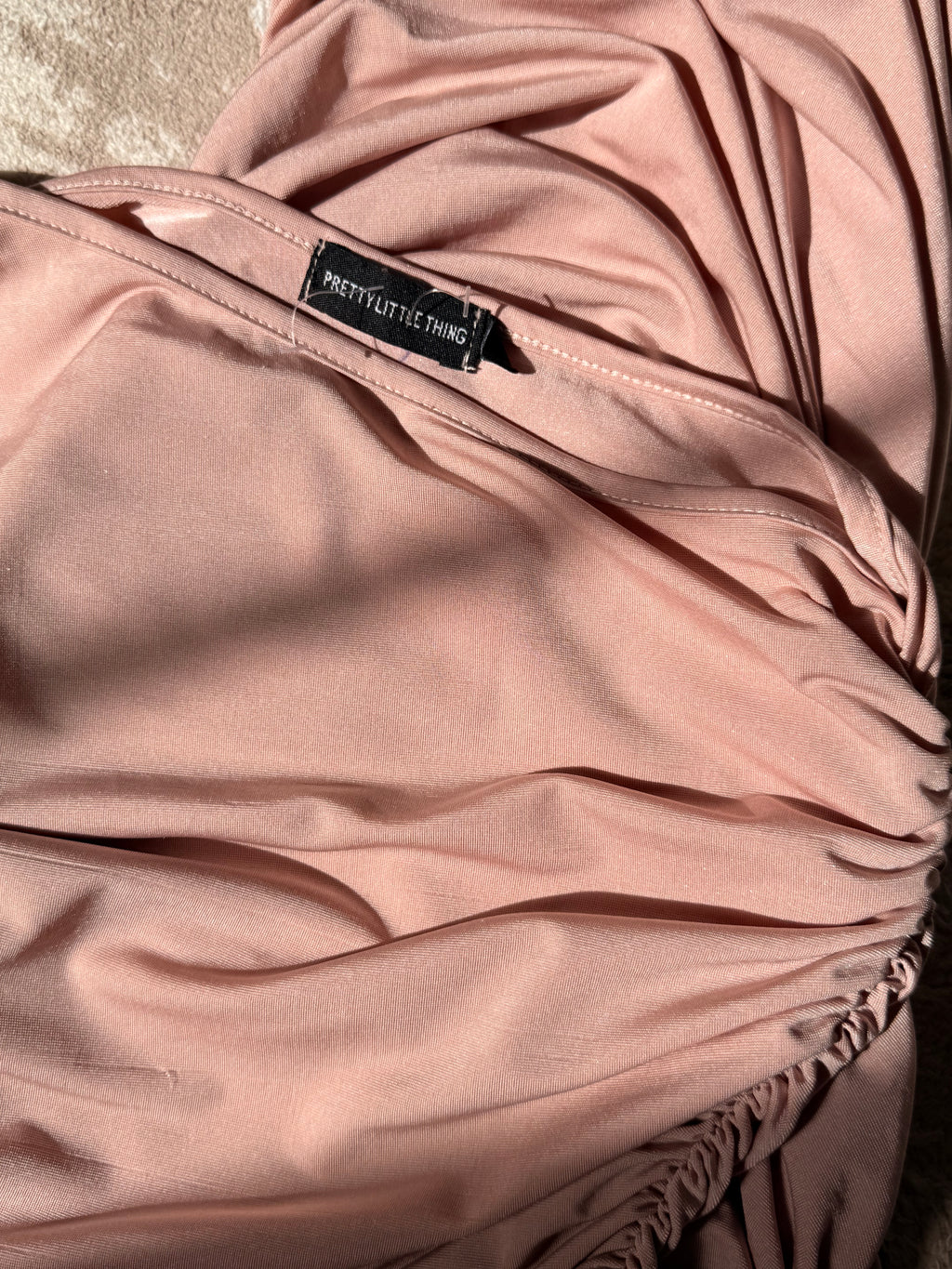 فستان ماكسي ضيق (بوديكون) مكشكش بكتف واحد بلون وردي داكن من PrettyLittleThing - مقاس 12