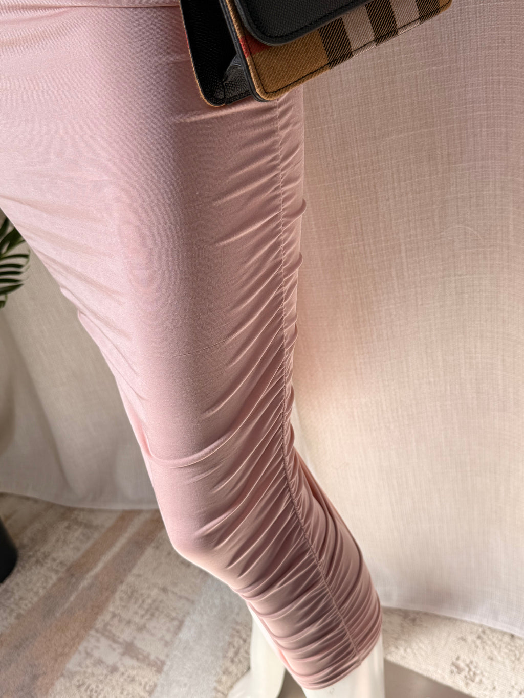 فستان ماكسي ضيق (بوديكون) مكشكش بكتف واحد بلون وردي داكن من PrettyLittleThing - مقاس 12
