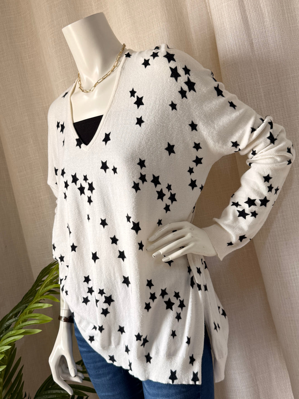 Luxe Deluxe Star Print V-Neck Knit | Medium
