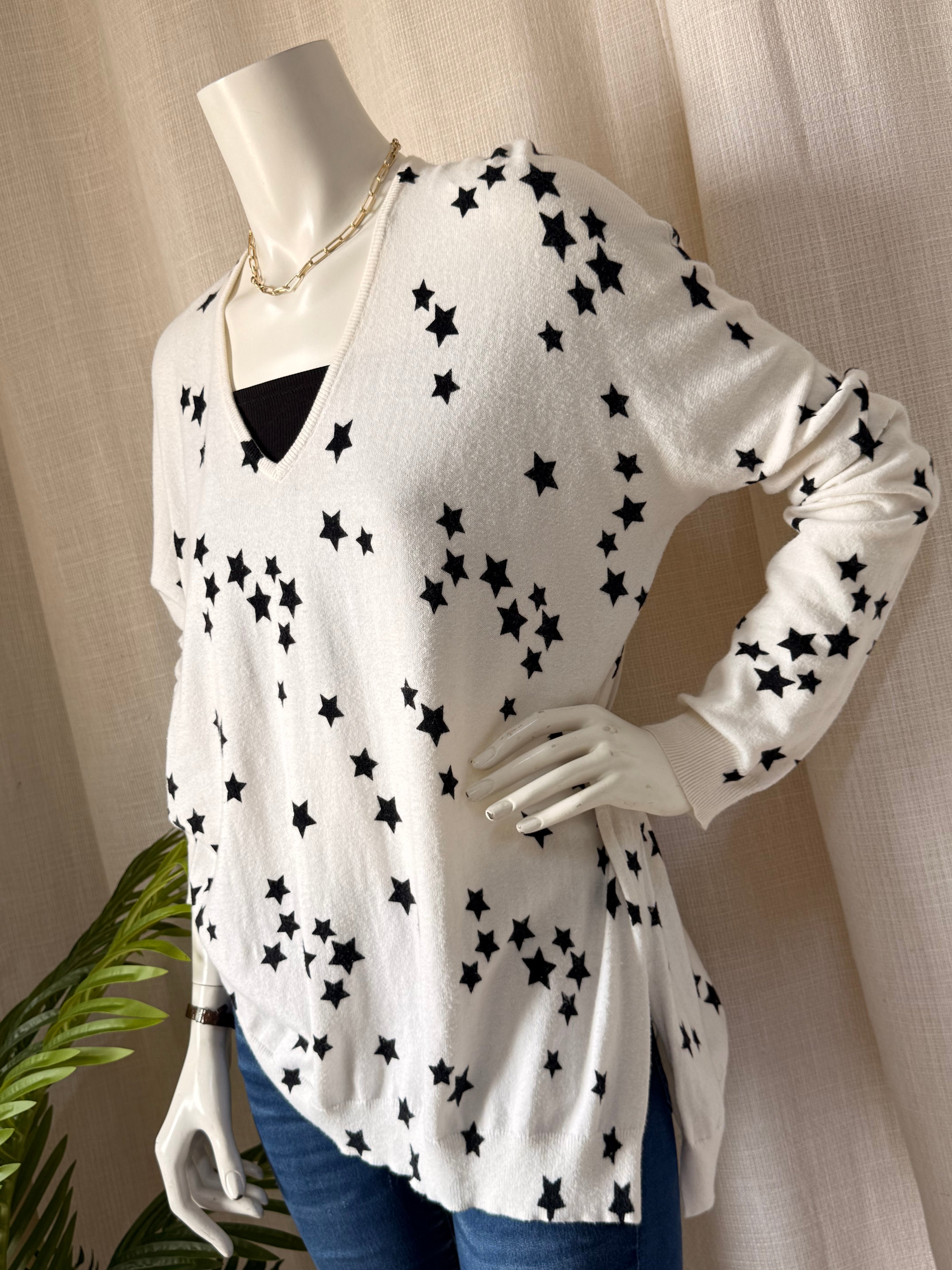 Luxe Deluxe Star Print V-Neck Knit | Medium