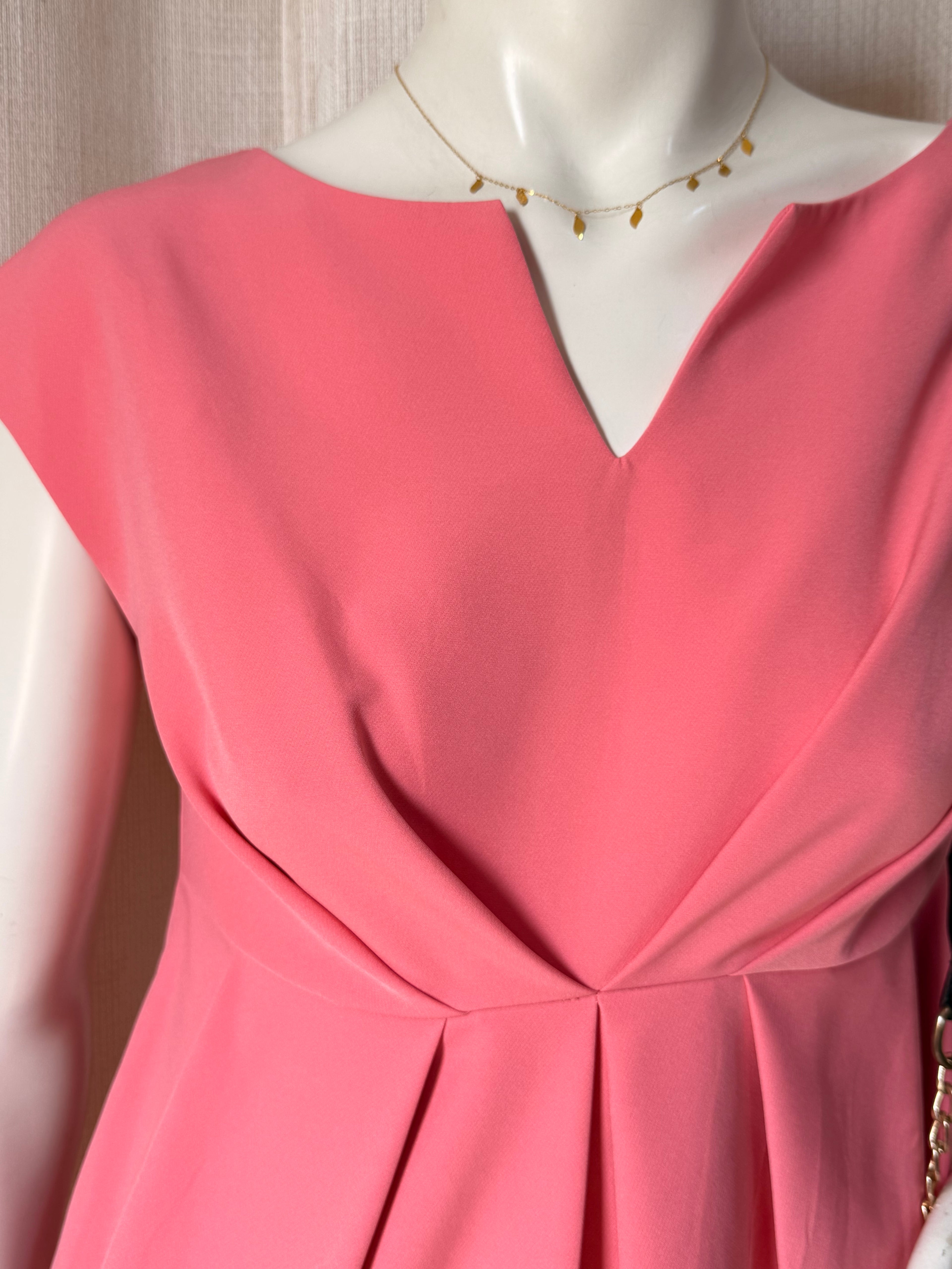 فستان توليب مطوي باللون الوردي من 9FASHION - مقاس S/M - صنع في بولندا بوتيك - مع ملصق