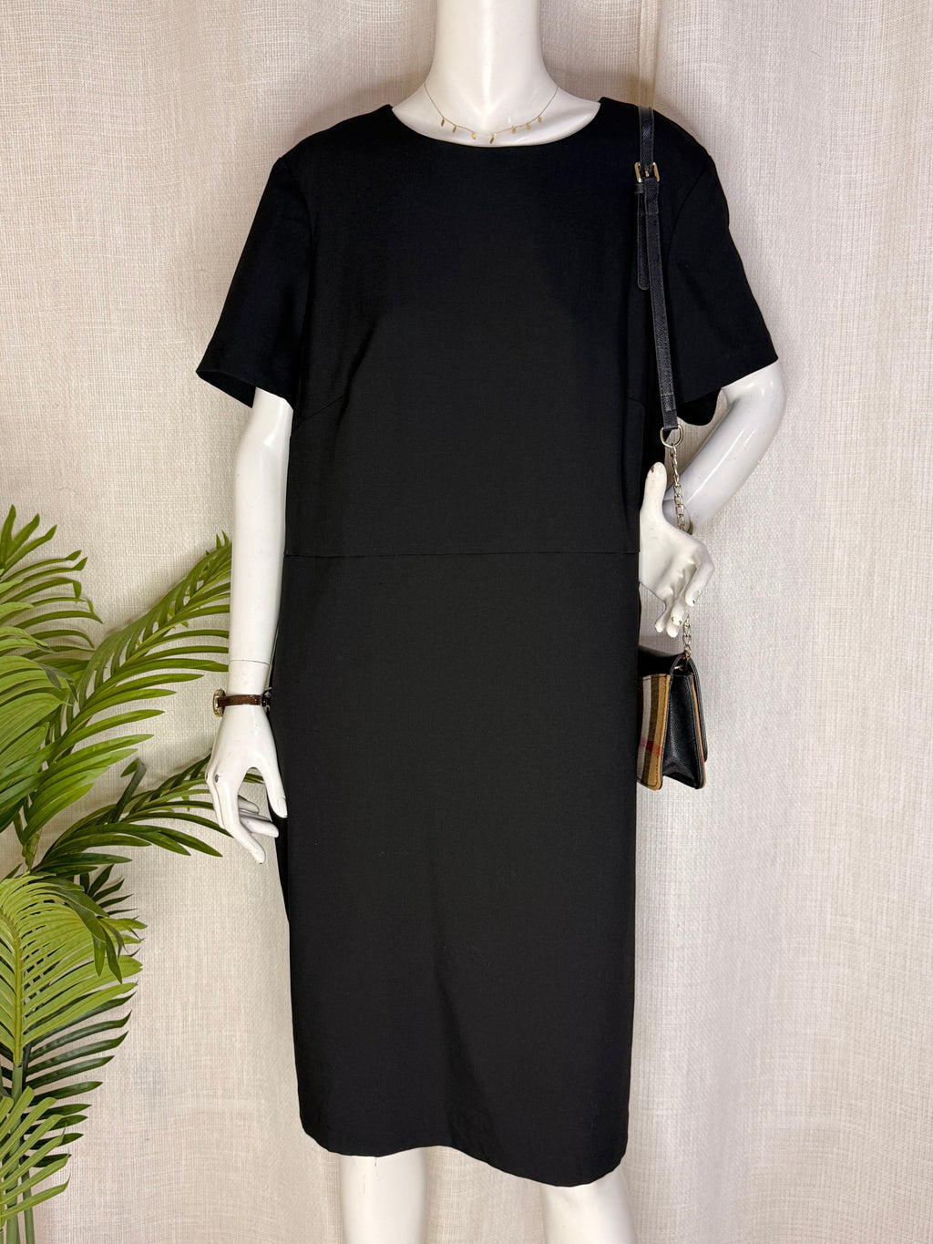 NEXT TAILORING Classic Short-Sleeve Shift Dress - Plus Size Curve (Size UK 22)