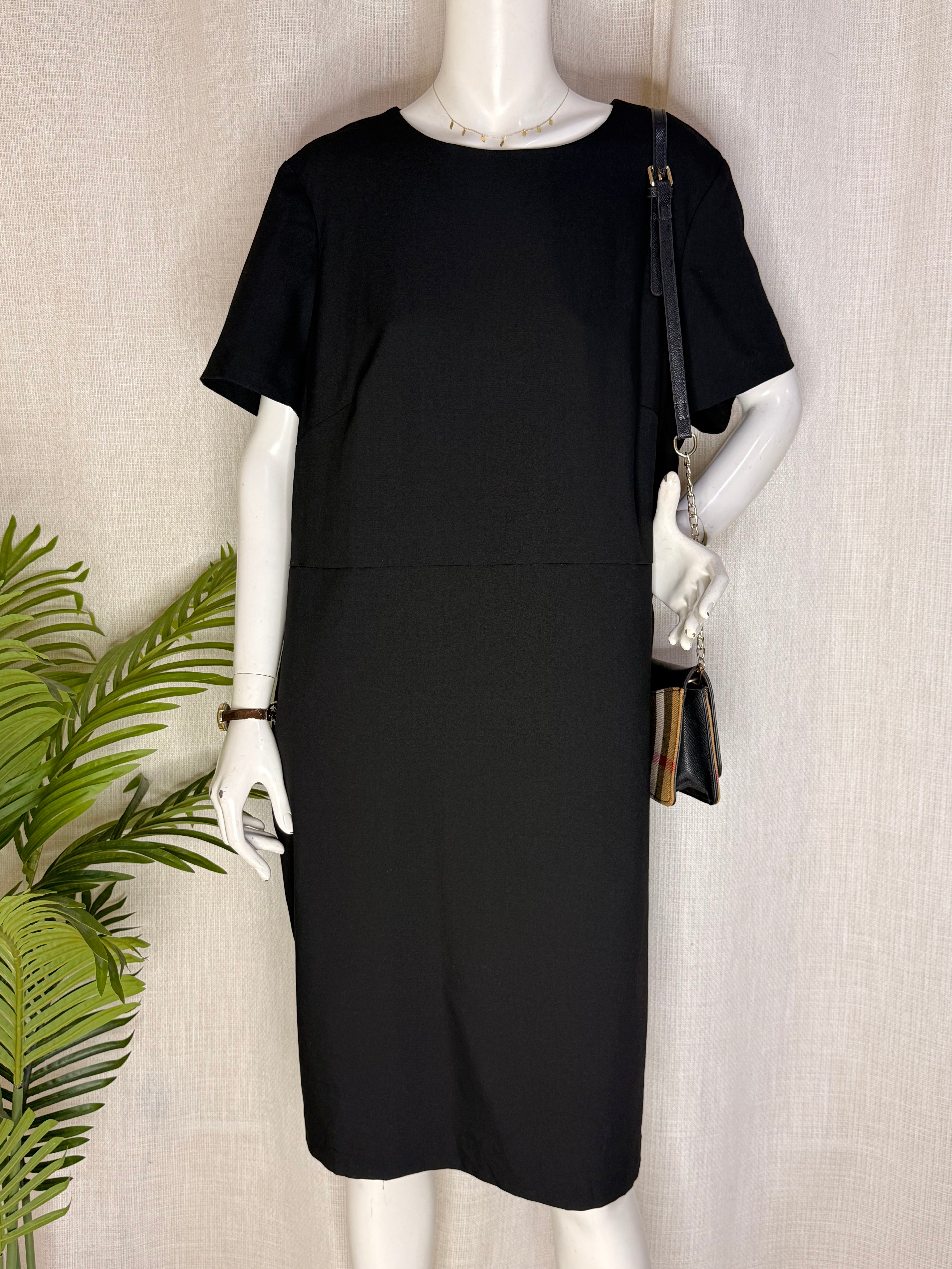 NEXT TAILORING Classic Short-Sleeve Shift Dress - Plus Size Curve (Size UK 22)