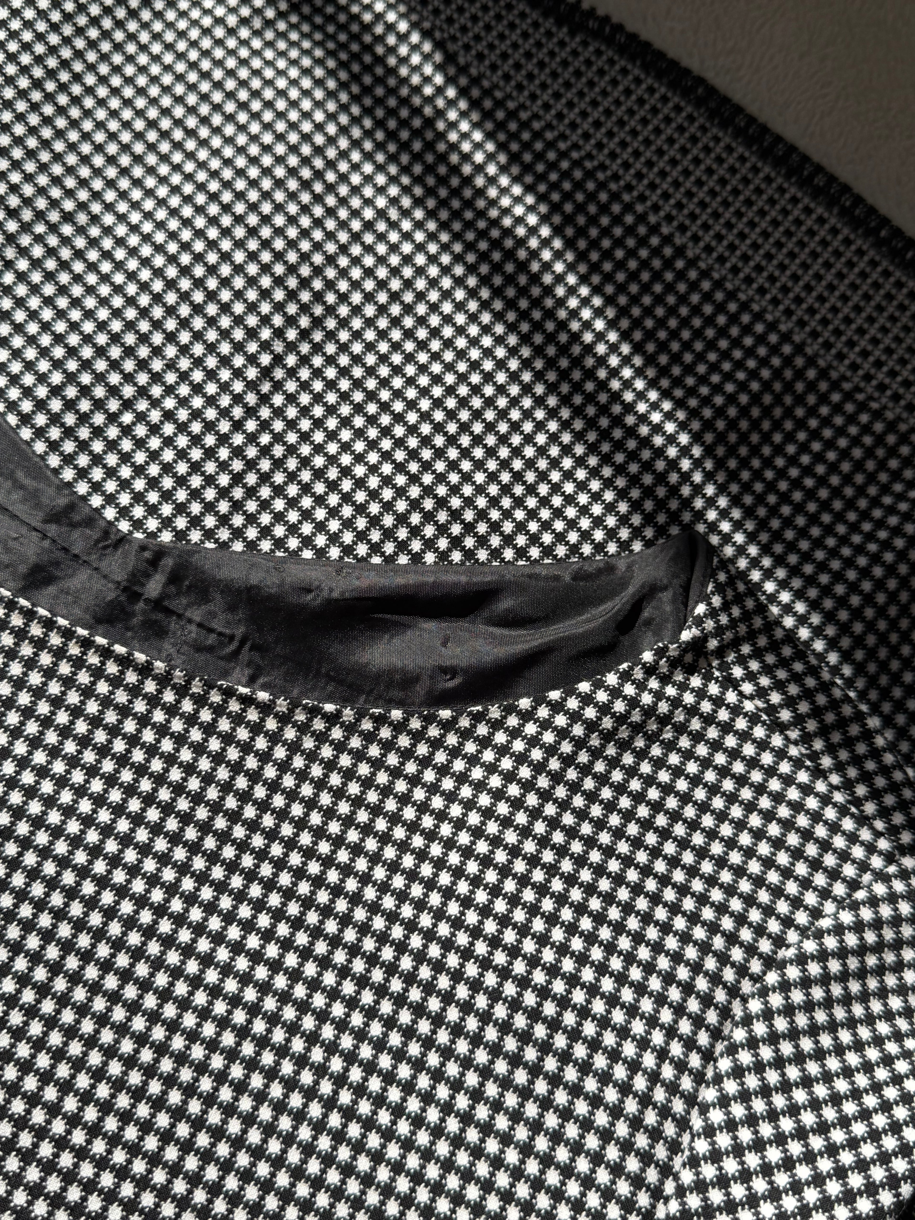 Pre-loved Elegance: Chic Black and White Houndstooth Dress (Large)