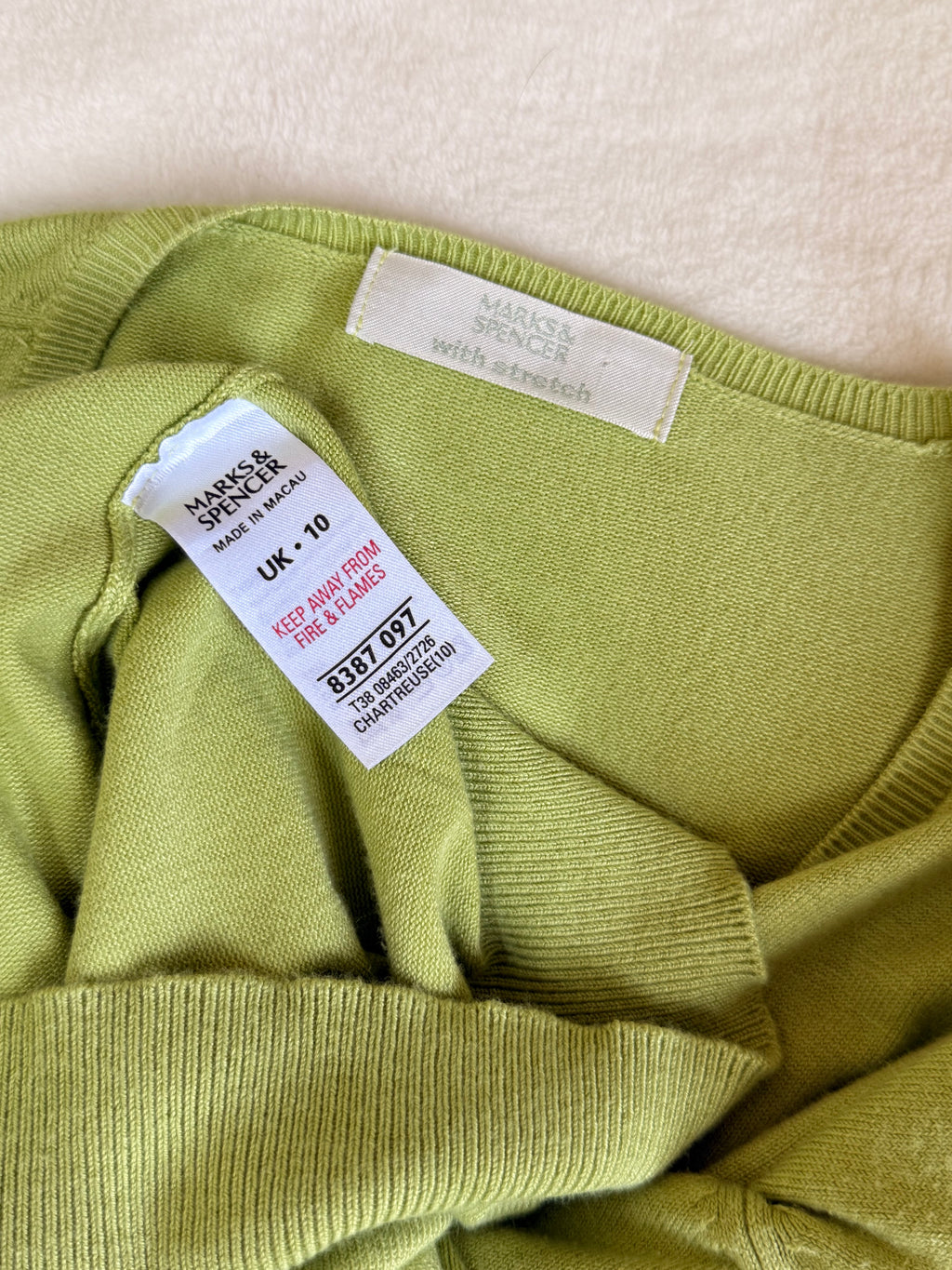 كنزة شارتروز برقبة على شكل حرف V من Marks & Spencer | مقاس 10 بريطاني