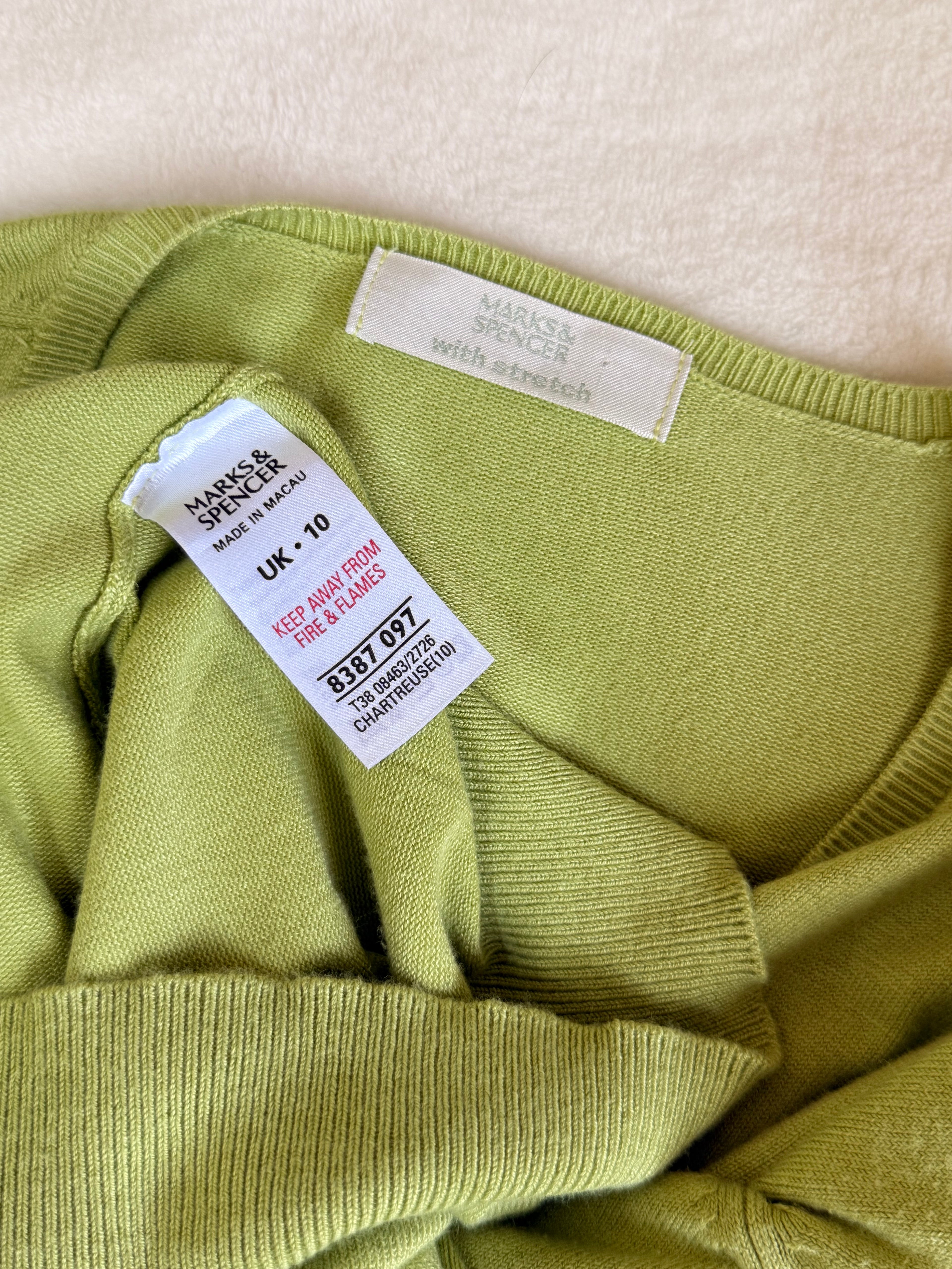 كنزة شارتروز برقبة على شكل حرف V من Marks & Spencer | مقاس 10 بريطاني