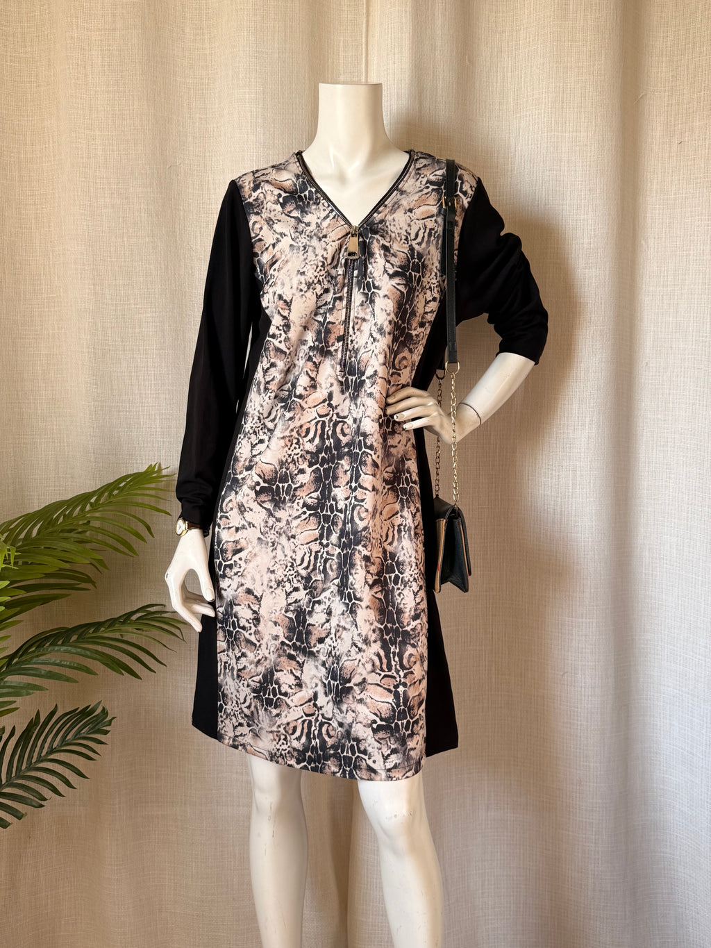 AdeT Animal Print V-Neck Dress with Front Zipper (Size XL) – Black & Beige Knee-Length Dress