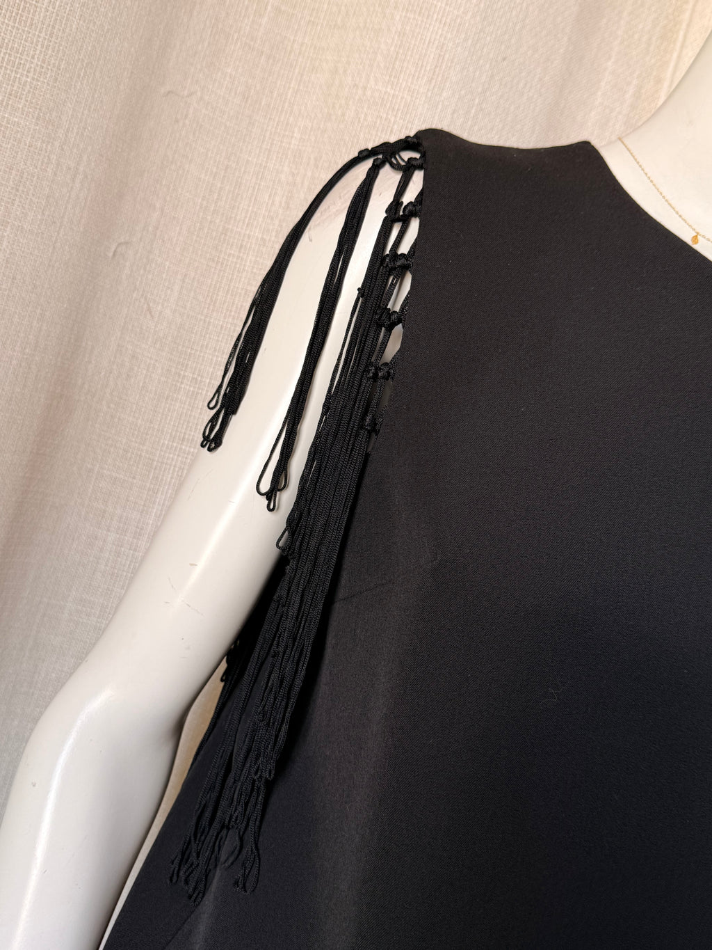 فستان شيفت أسود من Forever 21 بأكمام شراشيب (مقاس متوسط)