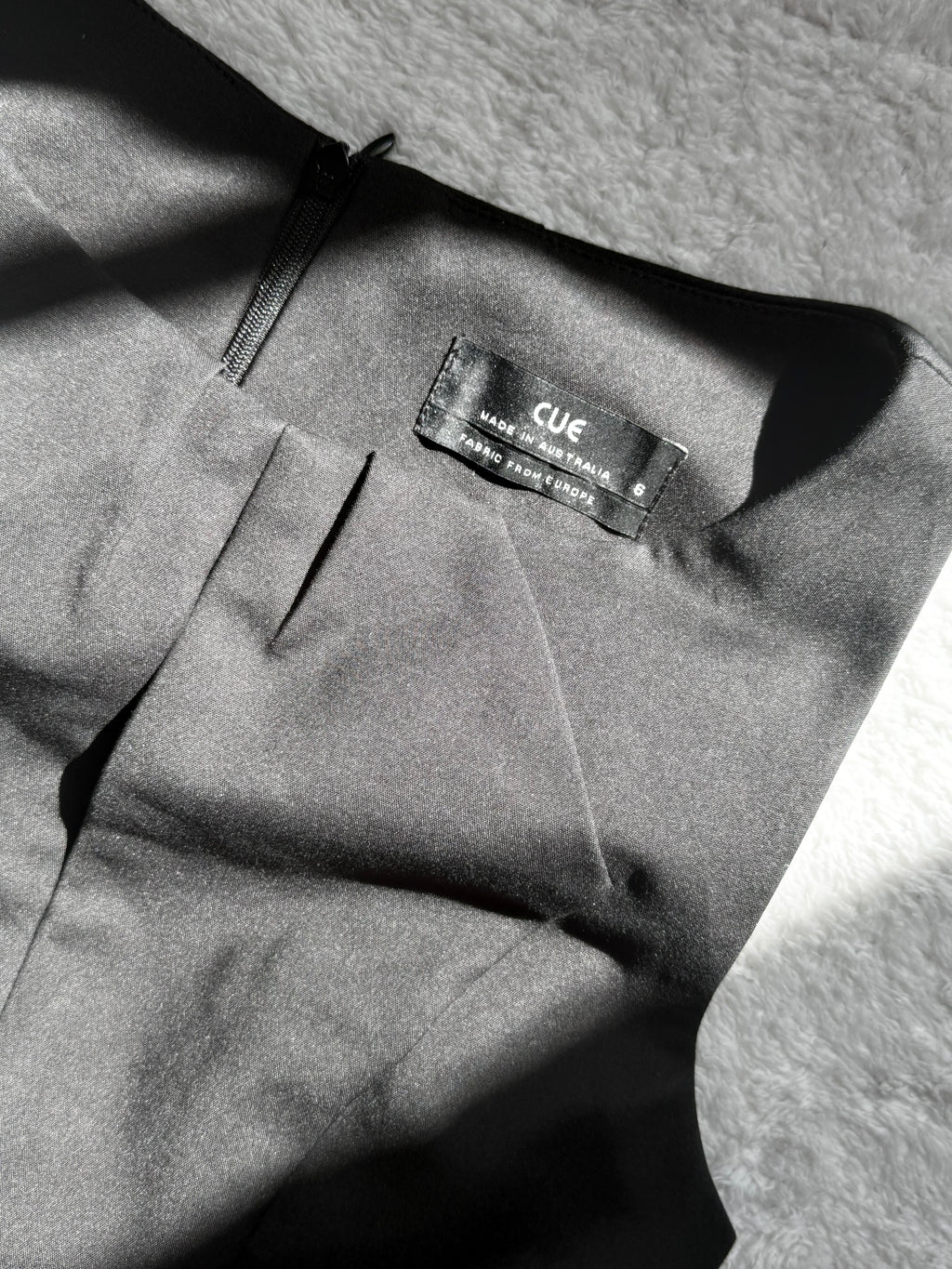 🖤 Sophisticated Style: CUE Australia Preloved Sheath Dress