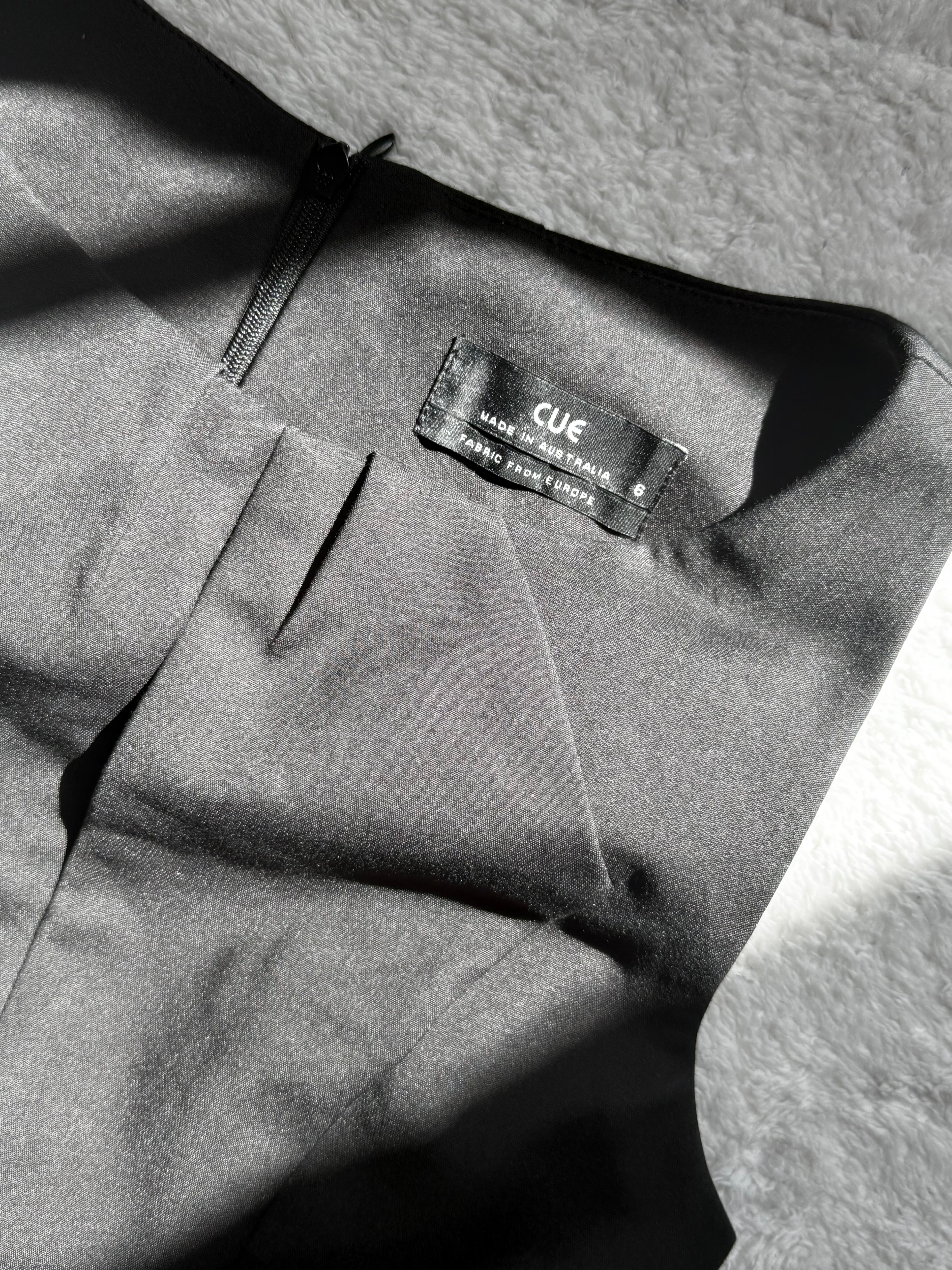 🖤 Sophisticated Style: CUE Australia Preloved Sheath Dress