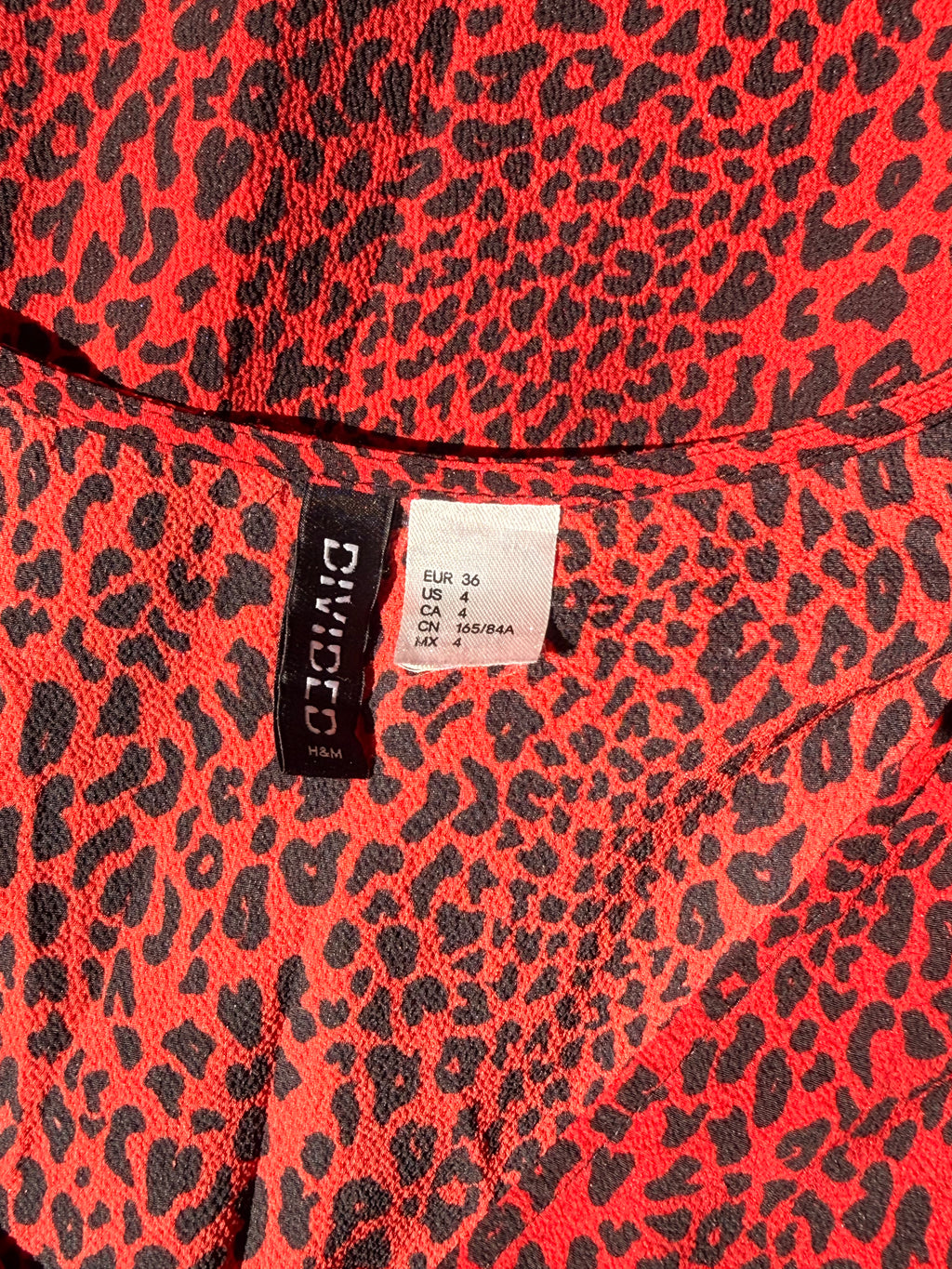 فستان من H&M Divided باللون الأحمر بطبعة الفهد بأزرار مقاس 4